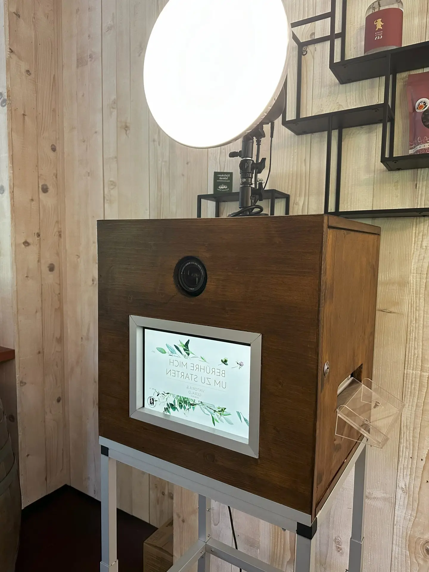 Nahaufnahme der GaudiBlitzKastl Fotobox mit Studiolicht und Touchscreen