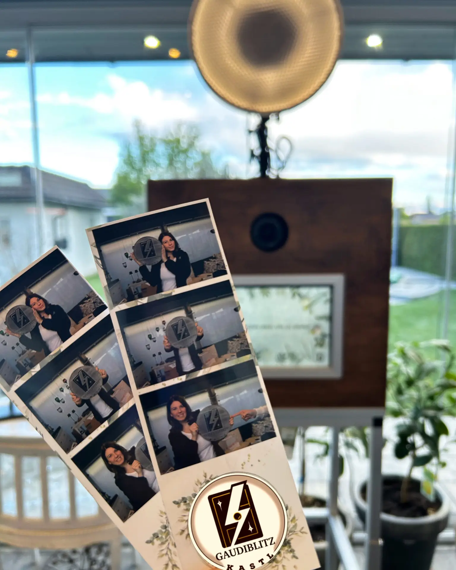 Fotostreifen mit GaudiBlitzKastl Branding vor der Fotobox