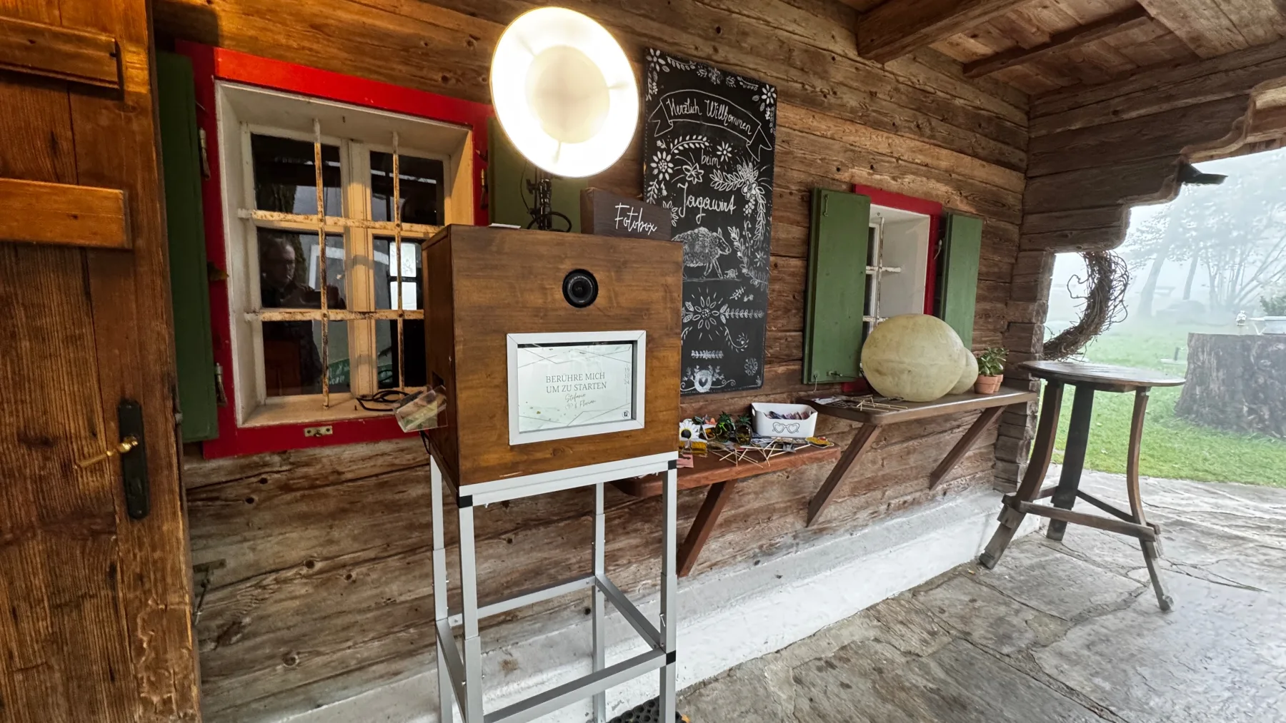 GaudiBlitzKastl Fotobox mit Studiolicht und Requisiten in einer rustikalen Hochzeitslocation